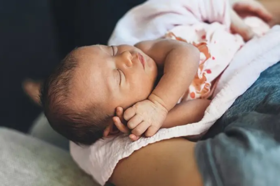 नवजात बालकांमध्ये कावीळ: कारणे आणि उपचार